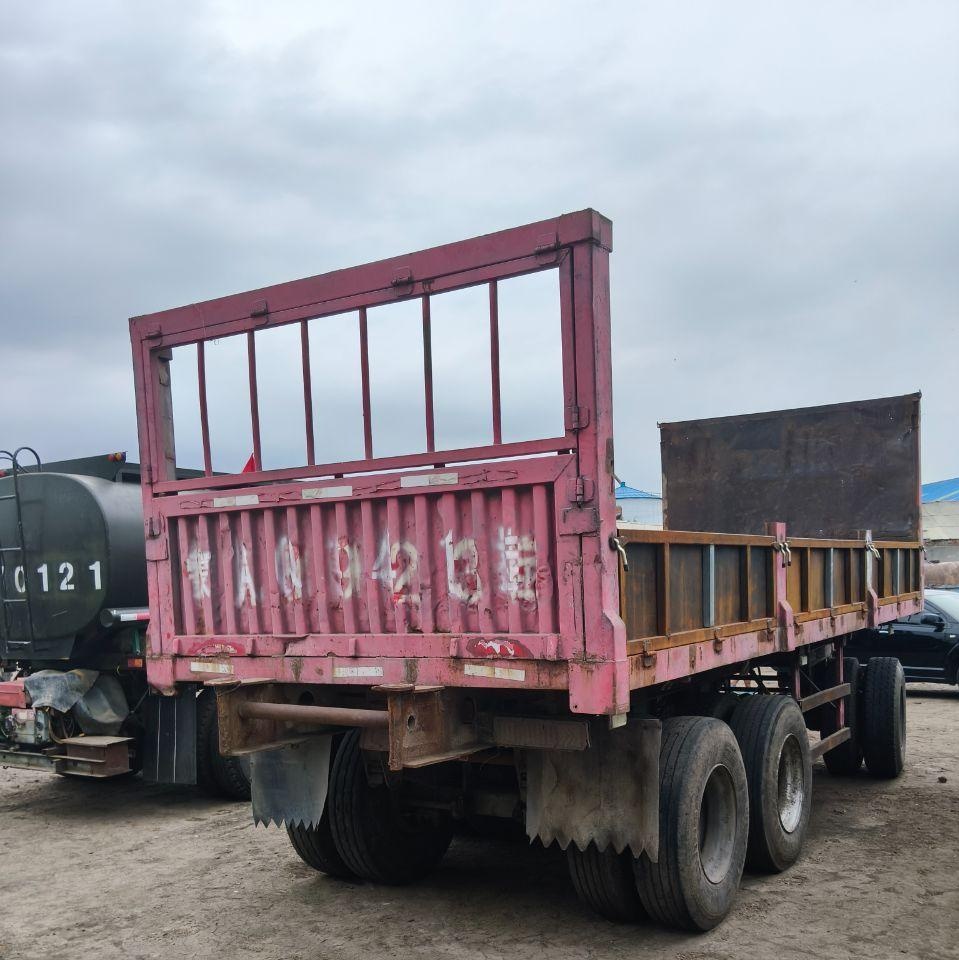 黑河地区处理东方红拖拉机、油罐、拖斗