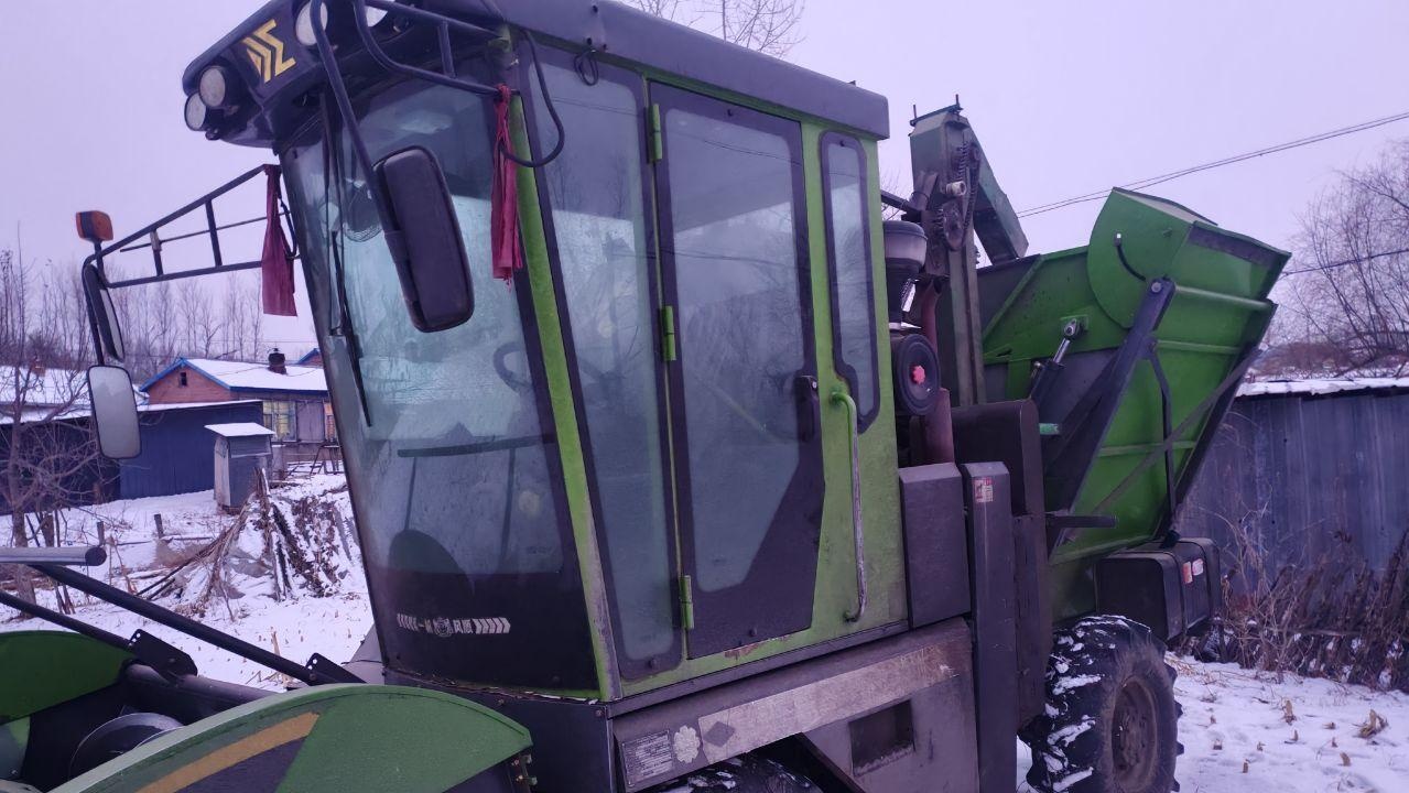 牡丹江地区处理22年大益4行玉米收割机