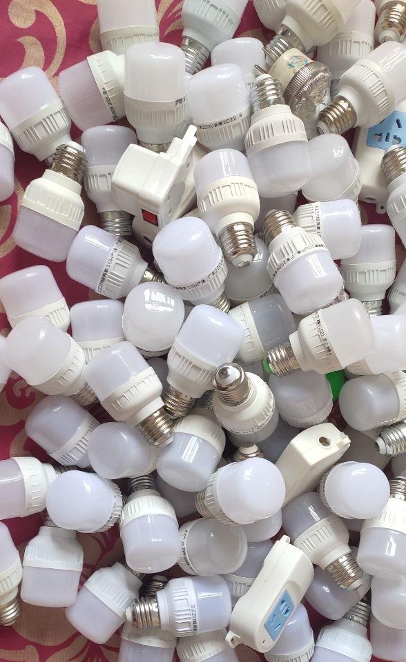 阜新地区处理干工程剩下的全新LED灯泡和插排一堆