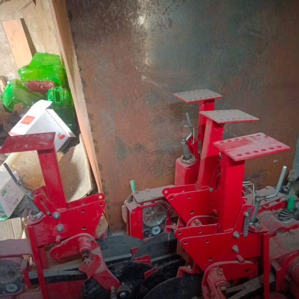 鸡西市地区处理四行玉米黄豆播种机