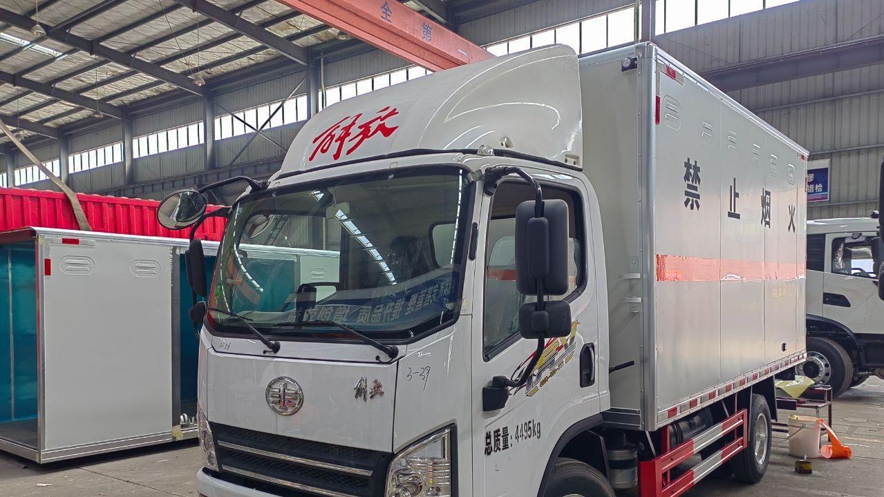 杭州地区处理蓝牌解放4米2爆破器材厢式车