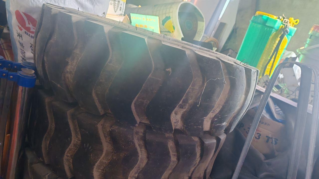 沈阳地区处理出售三条铲车轮胎九层新 带加厚钢圈