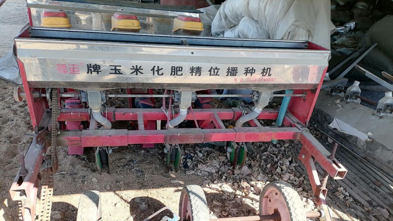 烟台地区处理三行玉米播种机十3行追肥机打包