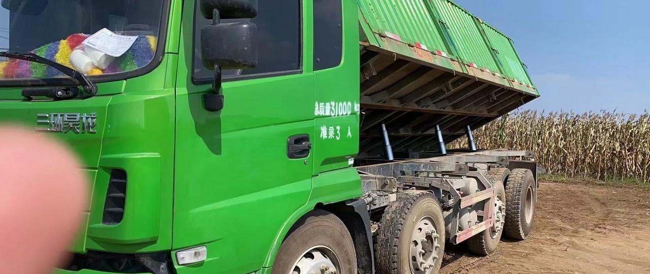青岛市地区处理6.8米侧翻自卸车