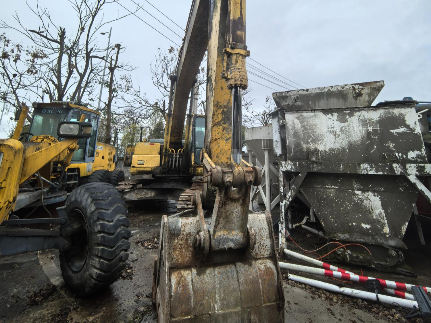 4月9日重庆黔江区平地机、压路机、挖掘机一批（各一台）招标公告