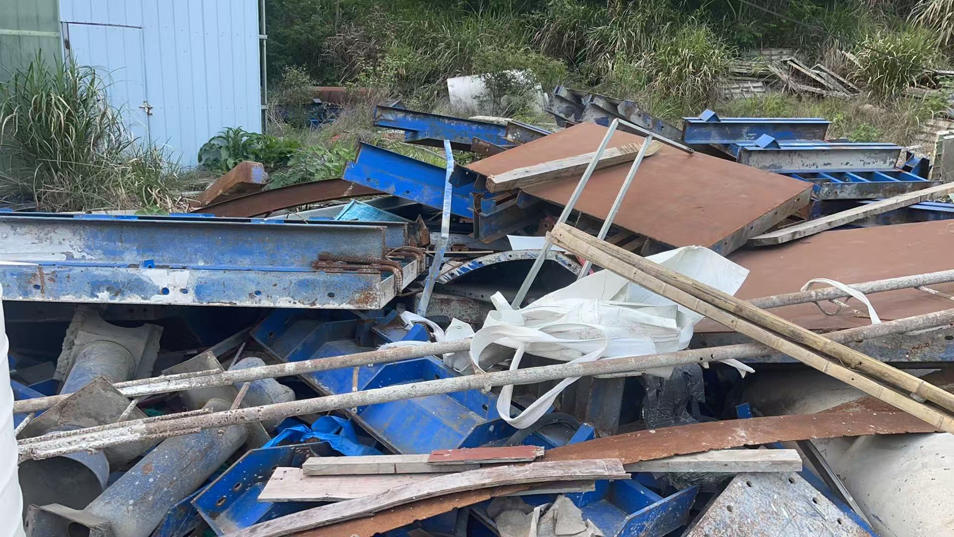 中铁十八局集团有限公司新建合武高铁湖北段HWZQ-1标项目经理部挂篮模板、墩柱模板处置