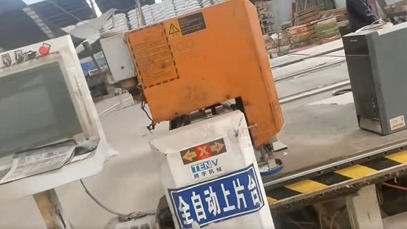 淄博市地区处理全自动玻璃下片切割一体机、玻璃吊装架