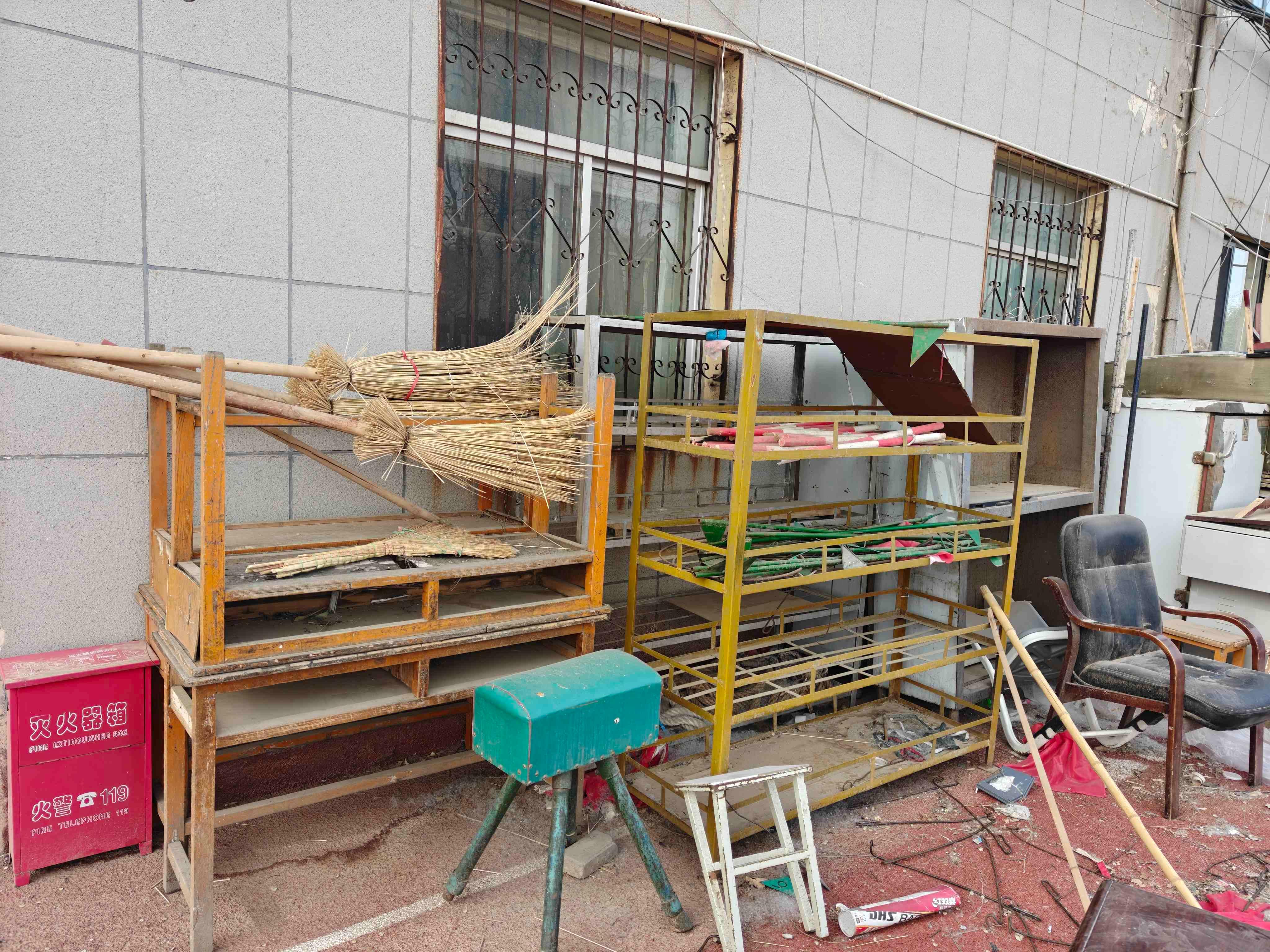 5月9日银川市学校家具用具及其他设备1720件处置转让公告