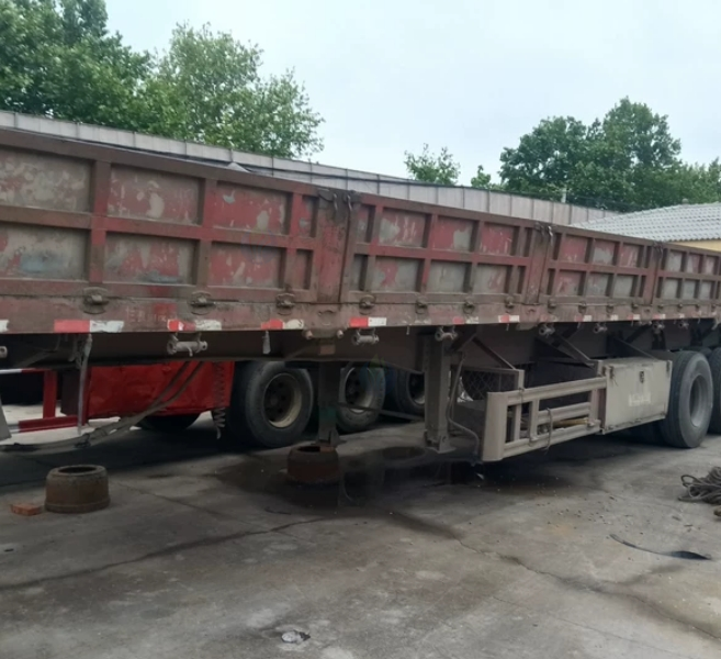 青岛市地区处理13米半挂侧翻车