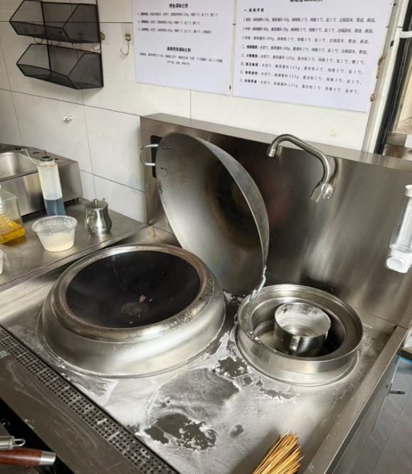 长治市地区饭店处理冷藏展示柜、收银机、电磁灶、烤箱、操作台冰箱、操作台、摇滚炒鸡炉、货架等
