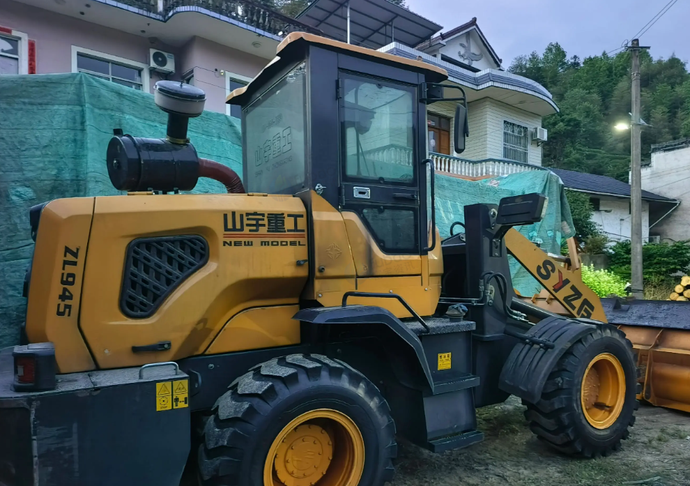 黄山市地区工厂处理铲车2台、1400破碎机1台